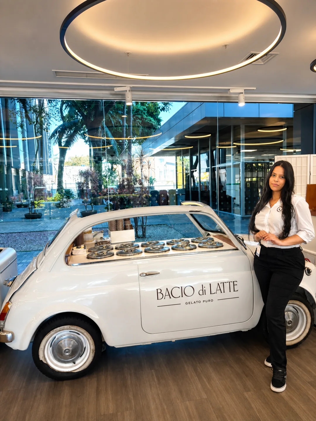 Promotora da Select ao lado de carrinho de gelato da Bacio di Latte