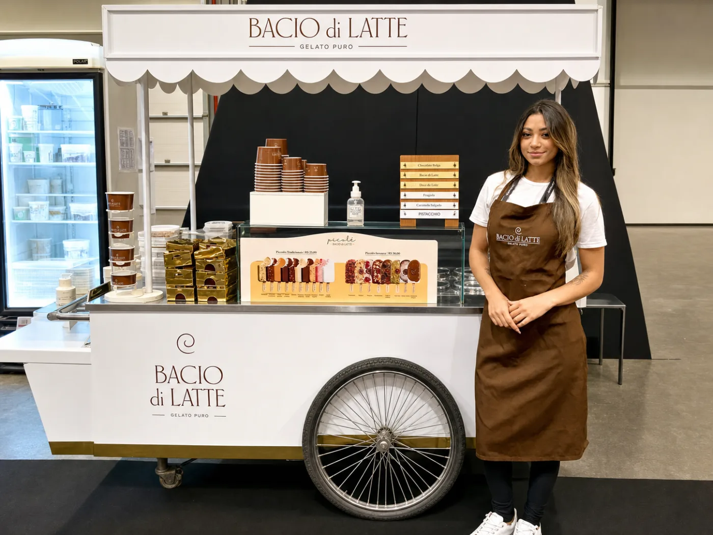 Promotora da Select em atendimento no carrinho da Bacio di Latte